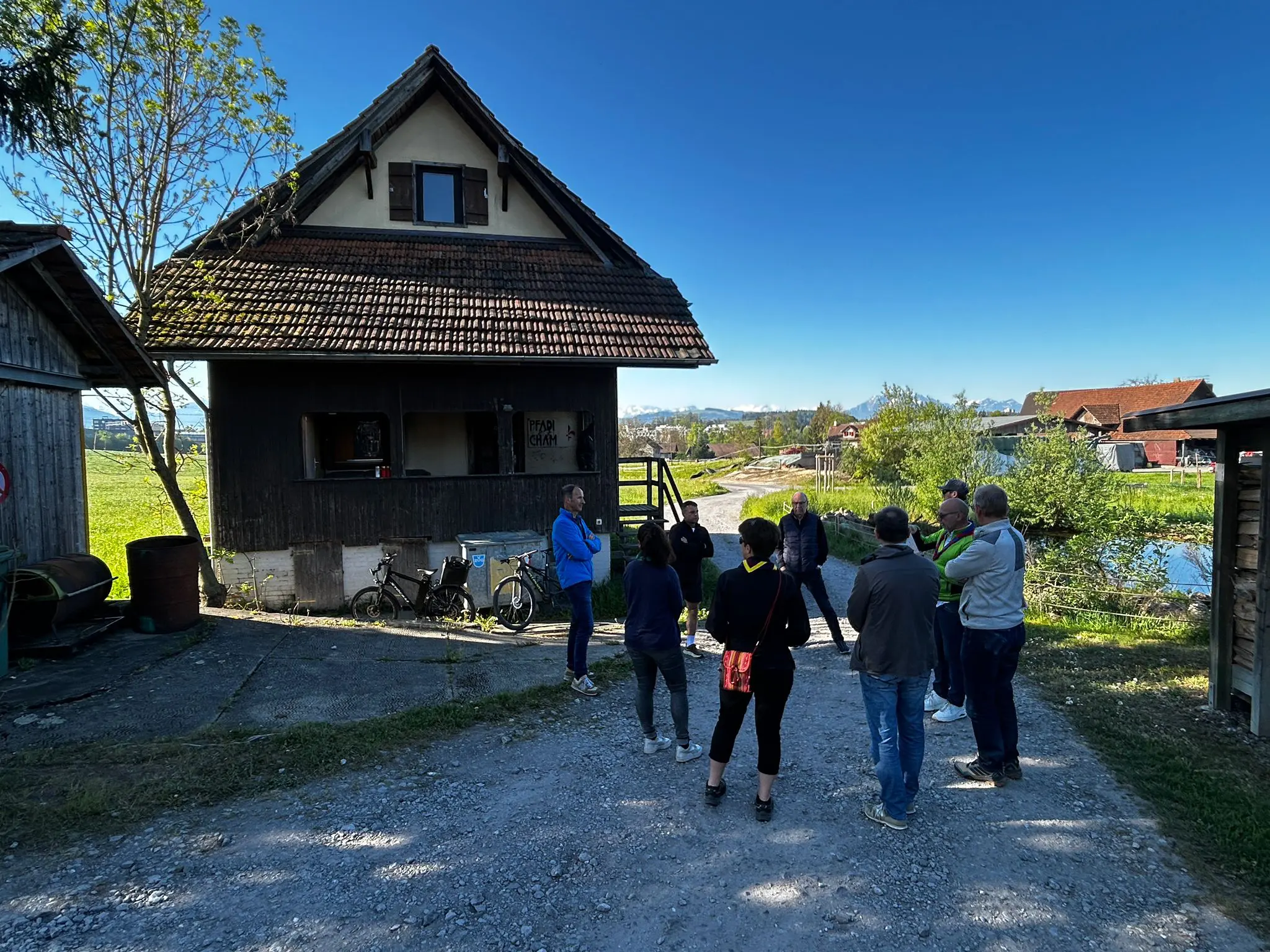 Begehung vom alten Pfadiheim in Friesencham mit den Ortsparteien