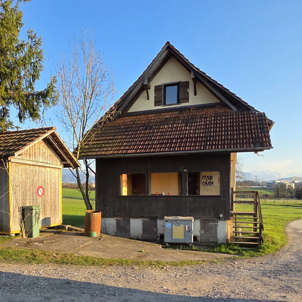 Pfadiheim Friesencham mit Schuppen auf der linken Seite