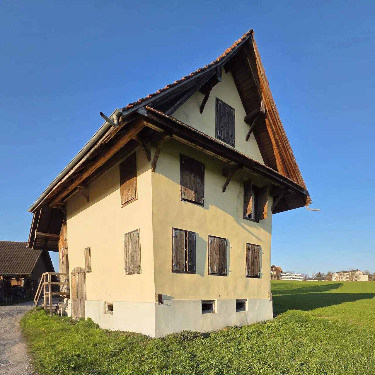 Ein kleines, verlottertes, gelbes Haus, das Pfadiheim Friesencham
