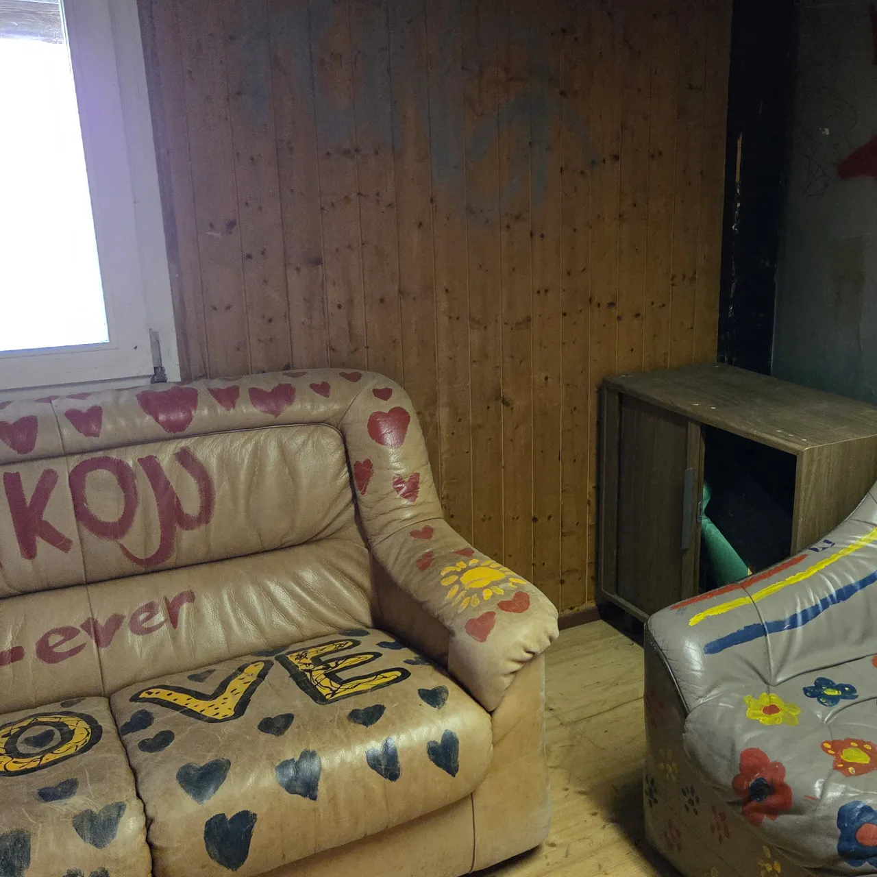 Verzierte Sofas im Pfadiheim Friesencham