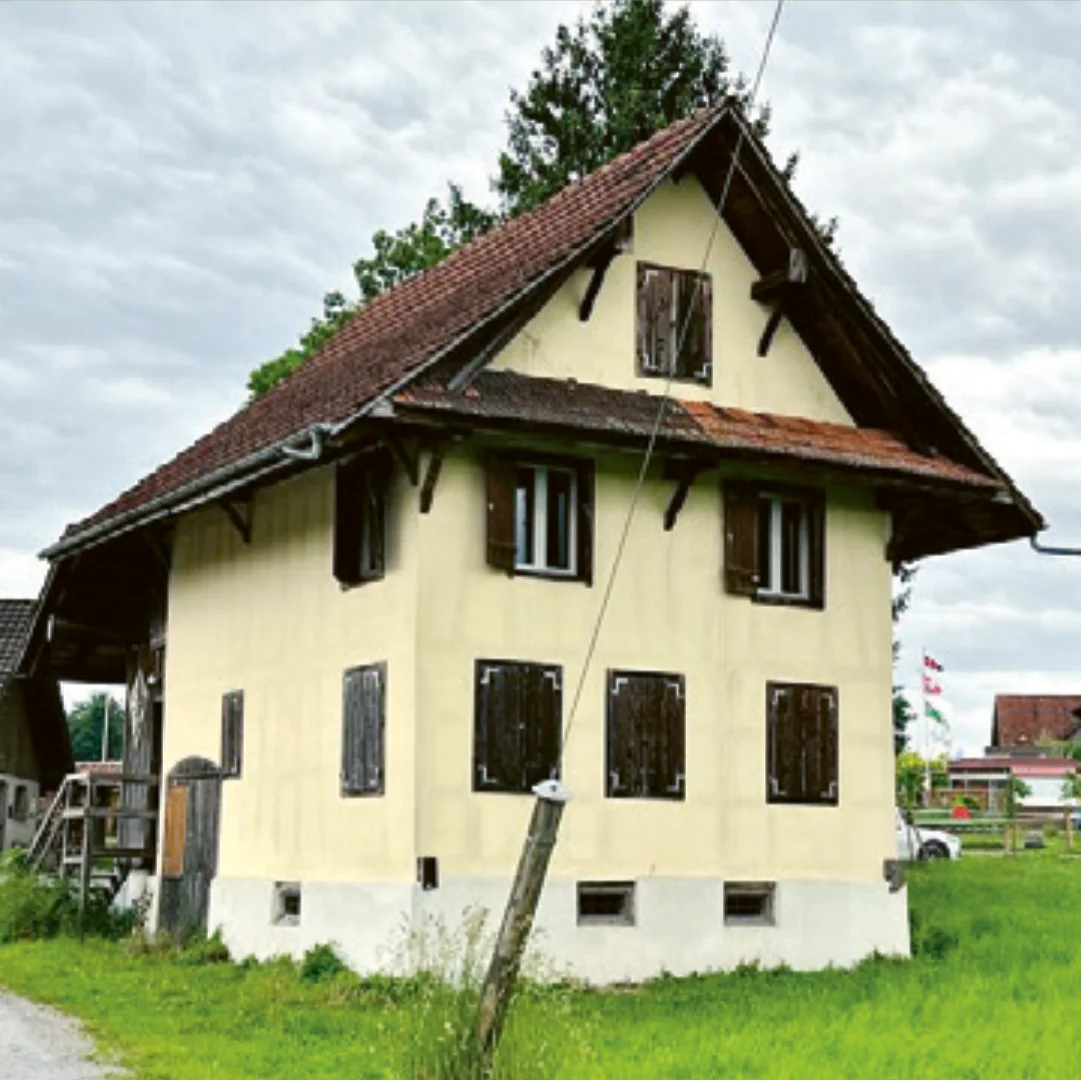 Ein gelbes, kleines und heruntergekommenes Haus.